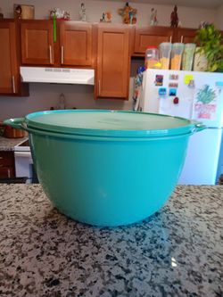 Tupperware Teal  Bowl 59 cups 