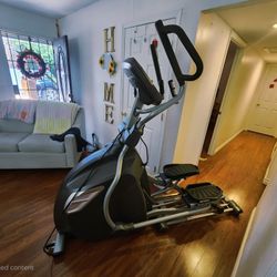 $2600 Professional Elliptical Trainer Spirit XE 895 