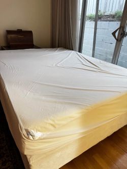 Tempur-Pedic Deluxe Queen Mattress