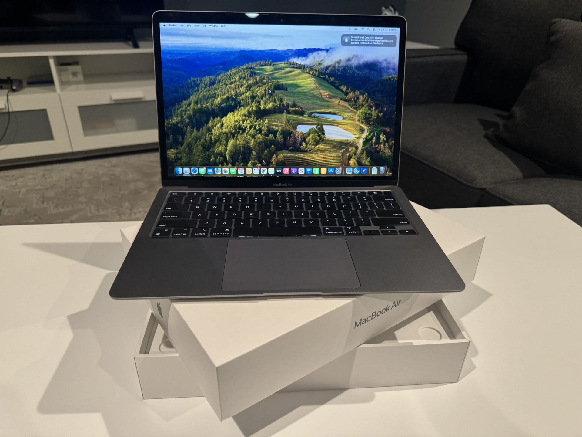 Apple MacBook Air M1 13" 2020 A2337 Apple M1 8 Core CPU 8GB RAM 256GB Sonoma like new