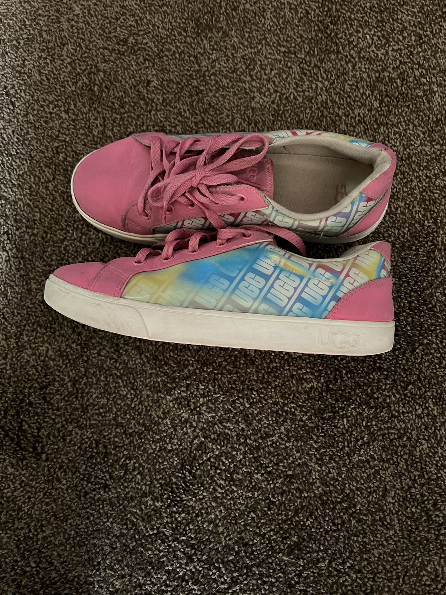 UGG WOMENS SHOES - Size 6
