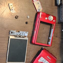 NIKON COOLPIX L18 FOR PARTS. LENS WAS STUCK