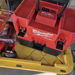M12 Milwaukee Vacuum & Flashlight 