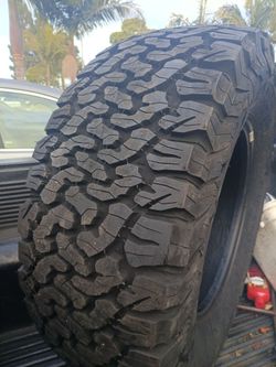 305/65R17 Bfgoodrich Ko2 Tire (1) Like New