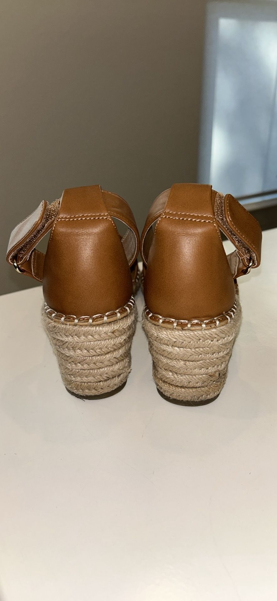 Tommy Bahama Mini Mayla Cognac Back Strap Velcro Raffia Wedge Heeled Sandals *Like new