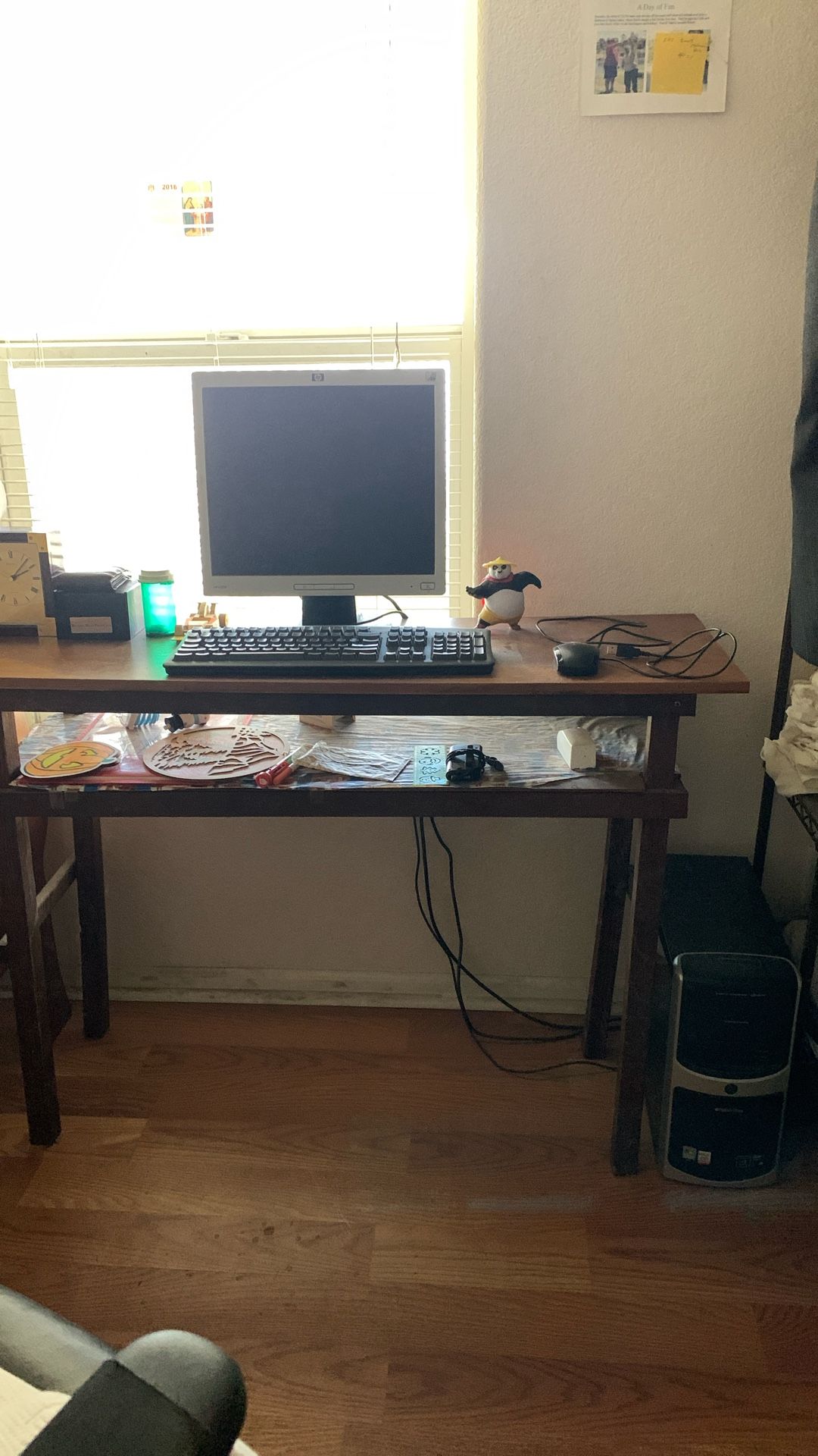 Electric desktop computer