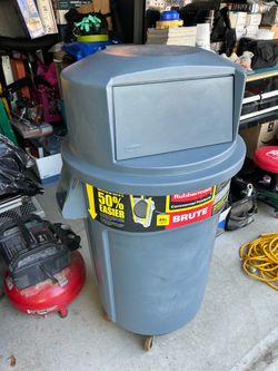 Rubbermaid 44 gallon trashcan