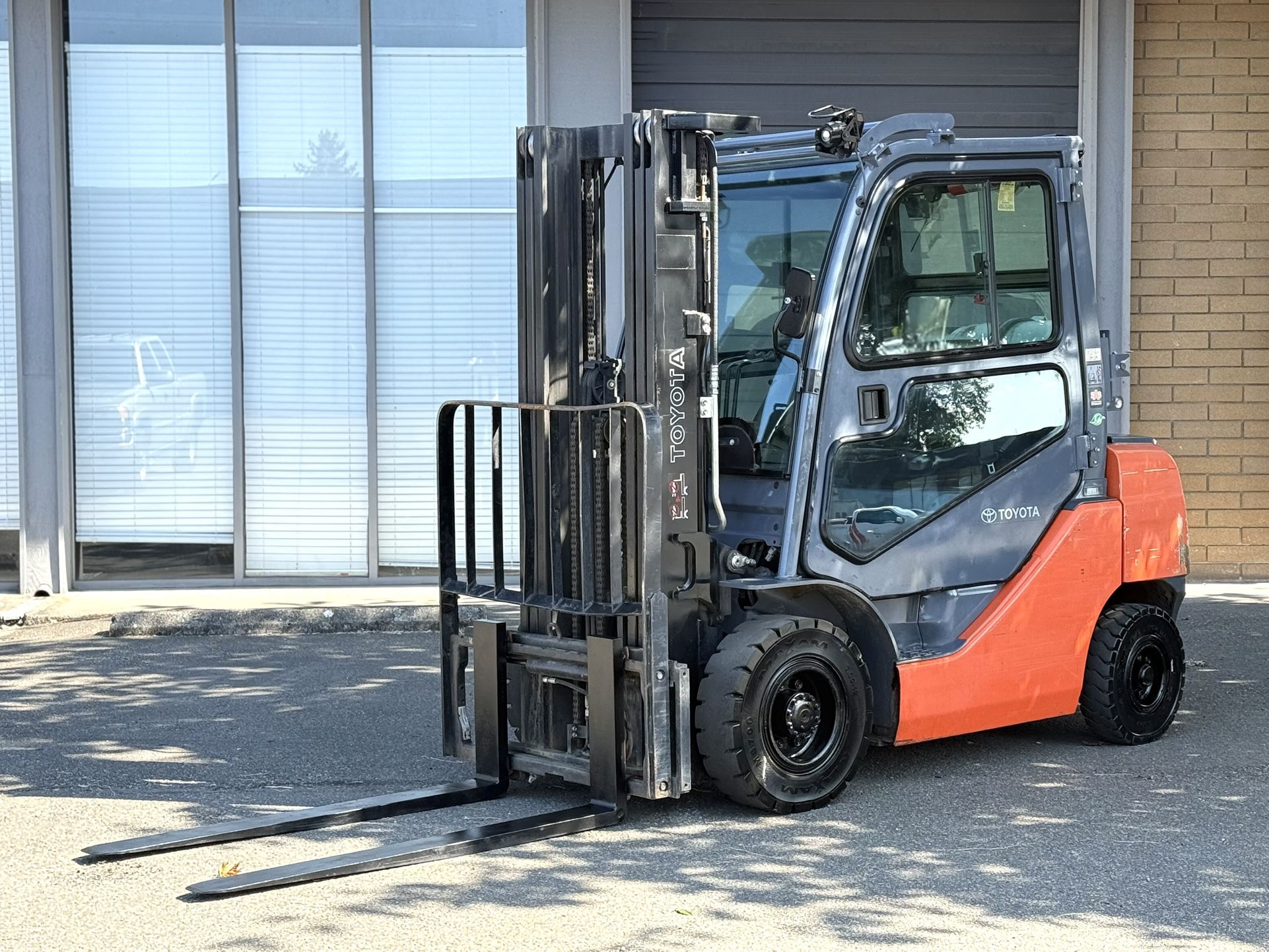 Forklift Toyota LPG 5,000 lb Capacity 