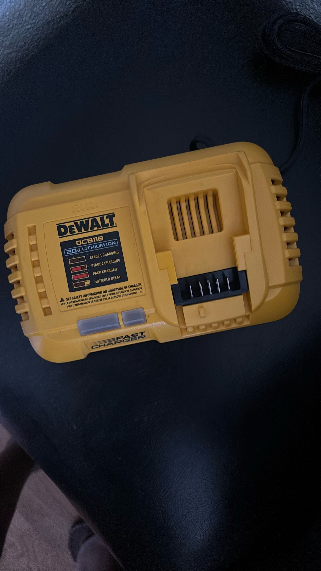 DE WALT 20 V FAST CHARGER