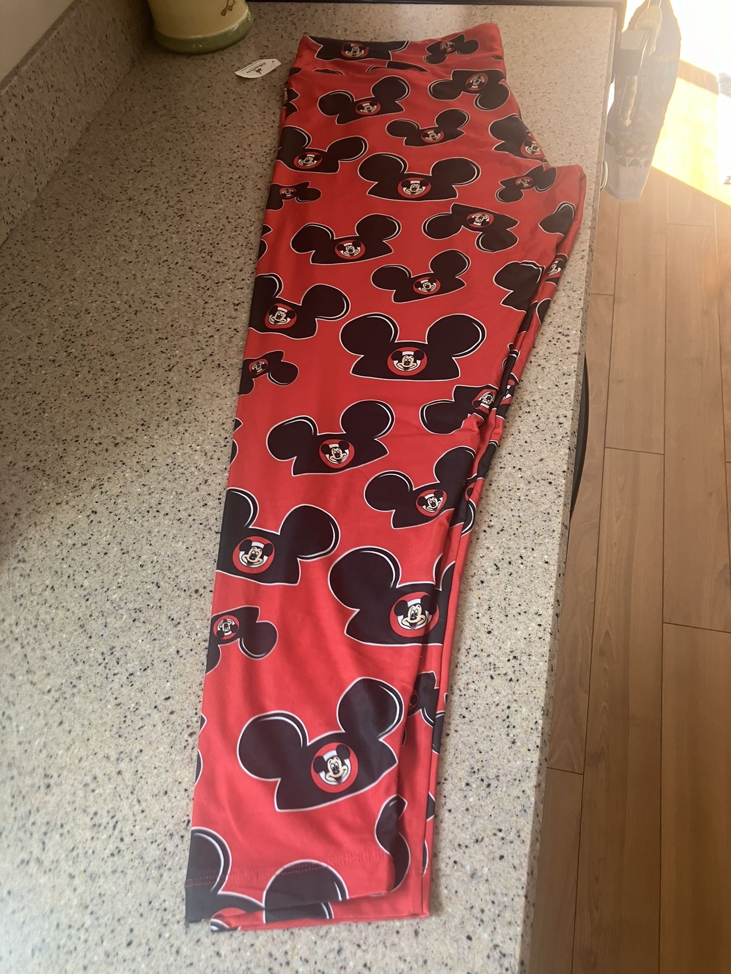 Disney Parks Women’s Plus Size 2x Leggings NWT