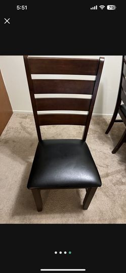 Round Table With 4 Chair 