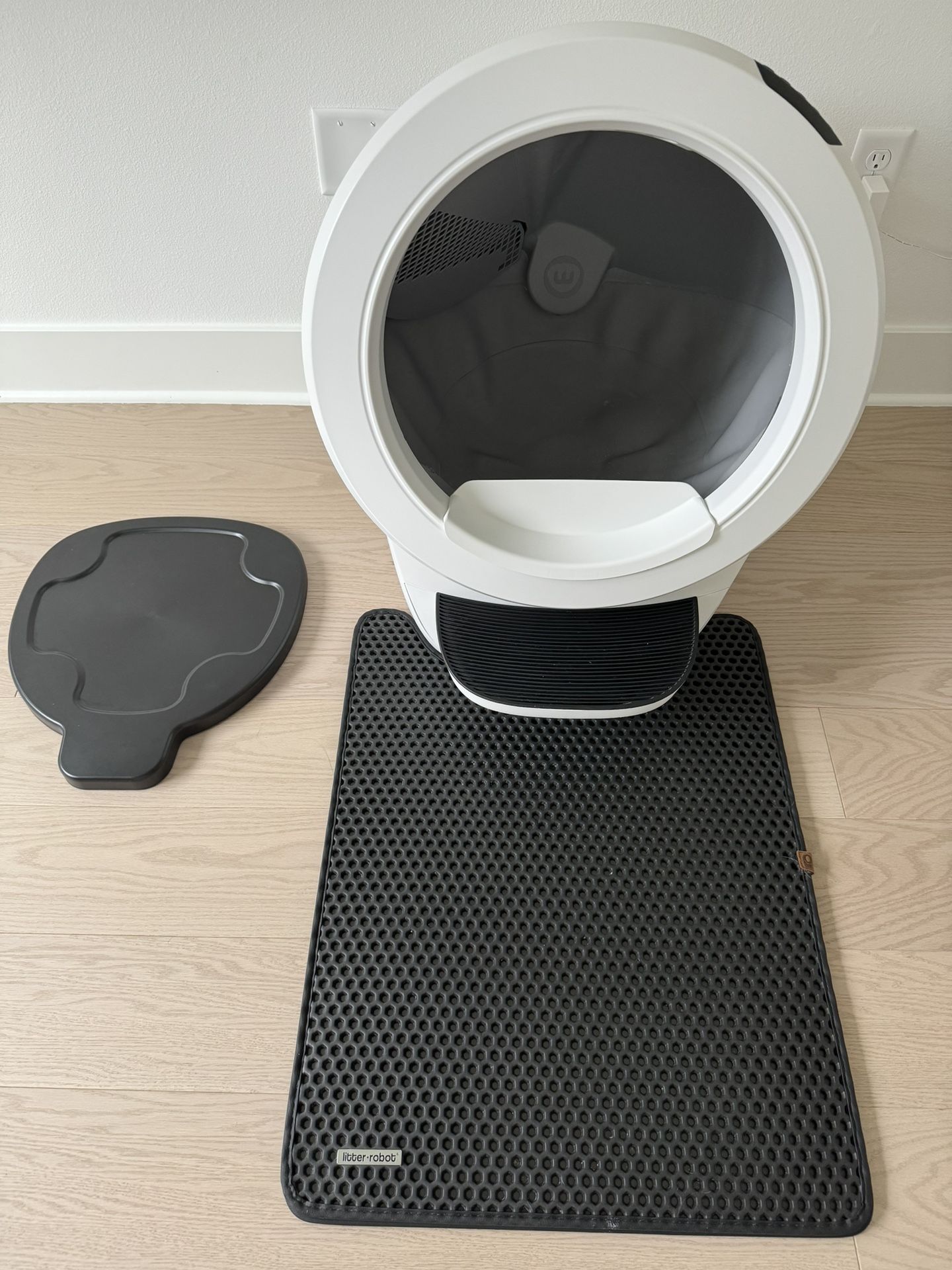Litter-Robot 4 with Litter Trap Mat and Carpet Tray Bundle