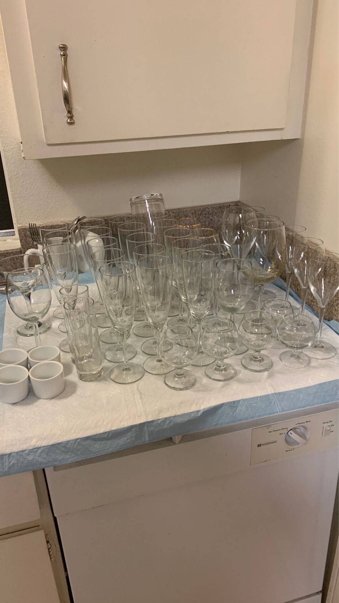 Bar glasses, wine, champagne and cognac (mixed)