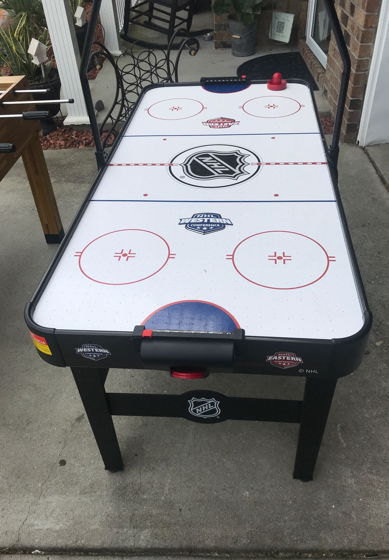 Air hockey table