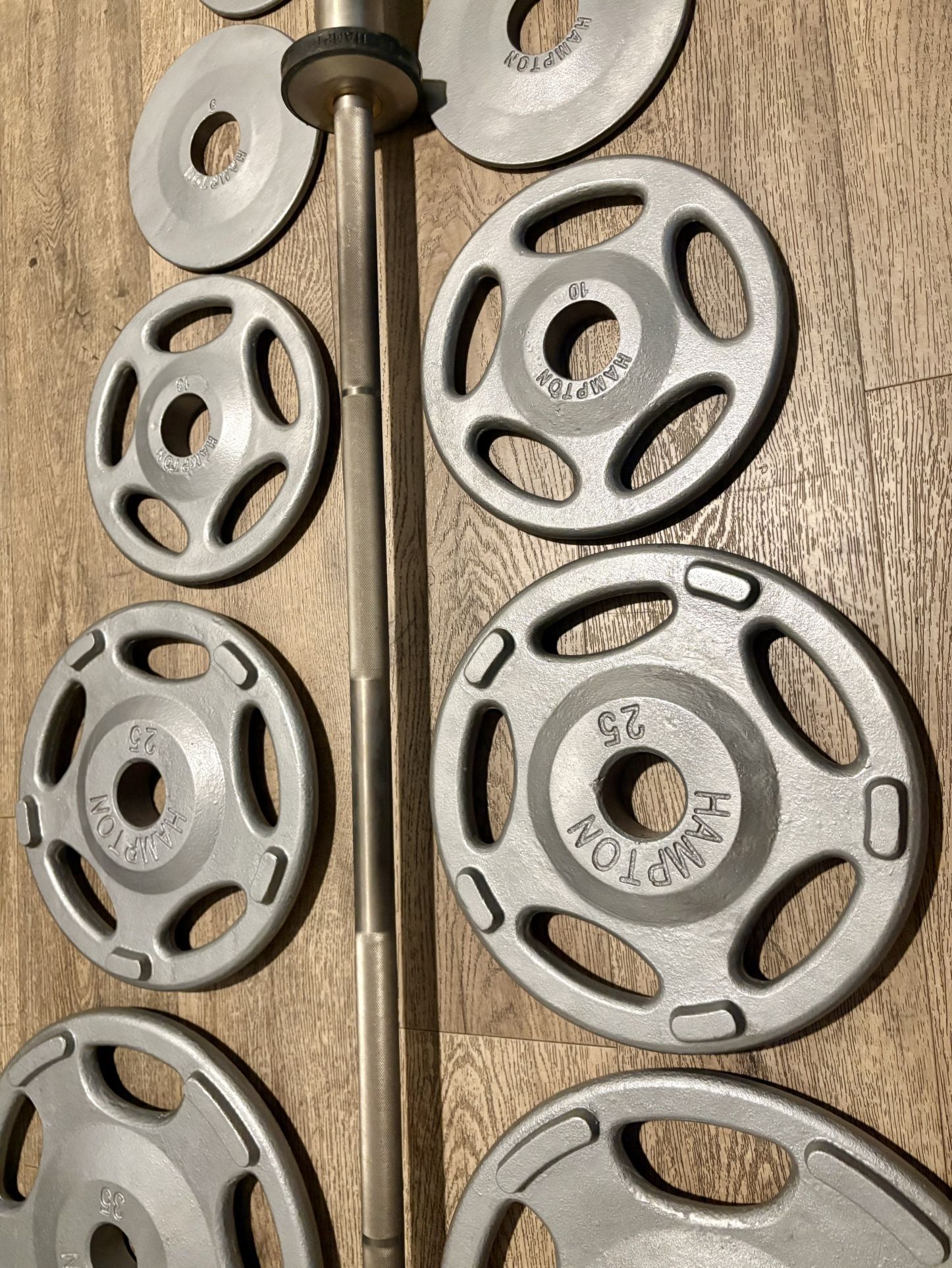 Hampton Olympic Weight Plates Full Set (45s to 2.5s) In New Condition (reconditioned) Plus Hampton 6ft Bar. Total: 283 lbs.