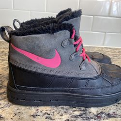Nike ACG Woodside Chukka II Fur Lined Boots  Size 7Y