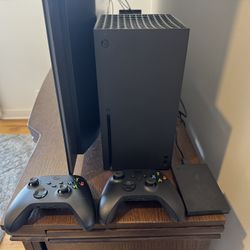 Xbox Series X 1TB + 2 Controllers + 2TB External hard drive 