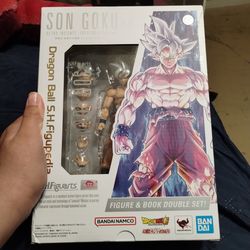 Shf son Goku figure the box is a little damaged no book give me an offer