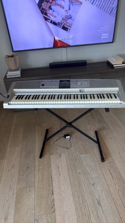 Portable Grand Yamaha DGX-305
