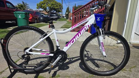 Schwinn Mountain Bike Medium Size 
Good Condition  Ready to Ride