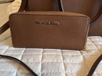 Michael Kors Wallet for Sale in Bay Shore, NY - OfferUp