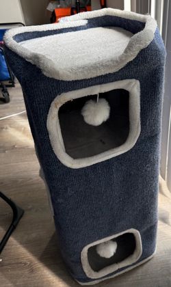 Cat Stand—3 nooks, 4 perches