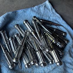 Crome Metal Log Nuts For RAM 2500 8 Bolts 32 Pices In Total 