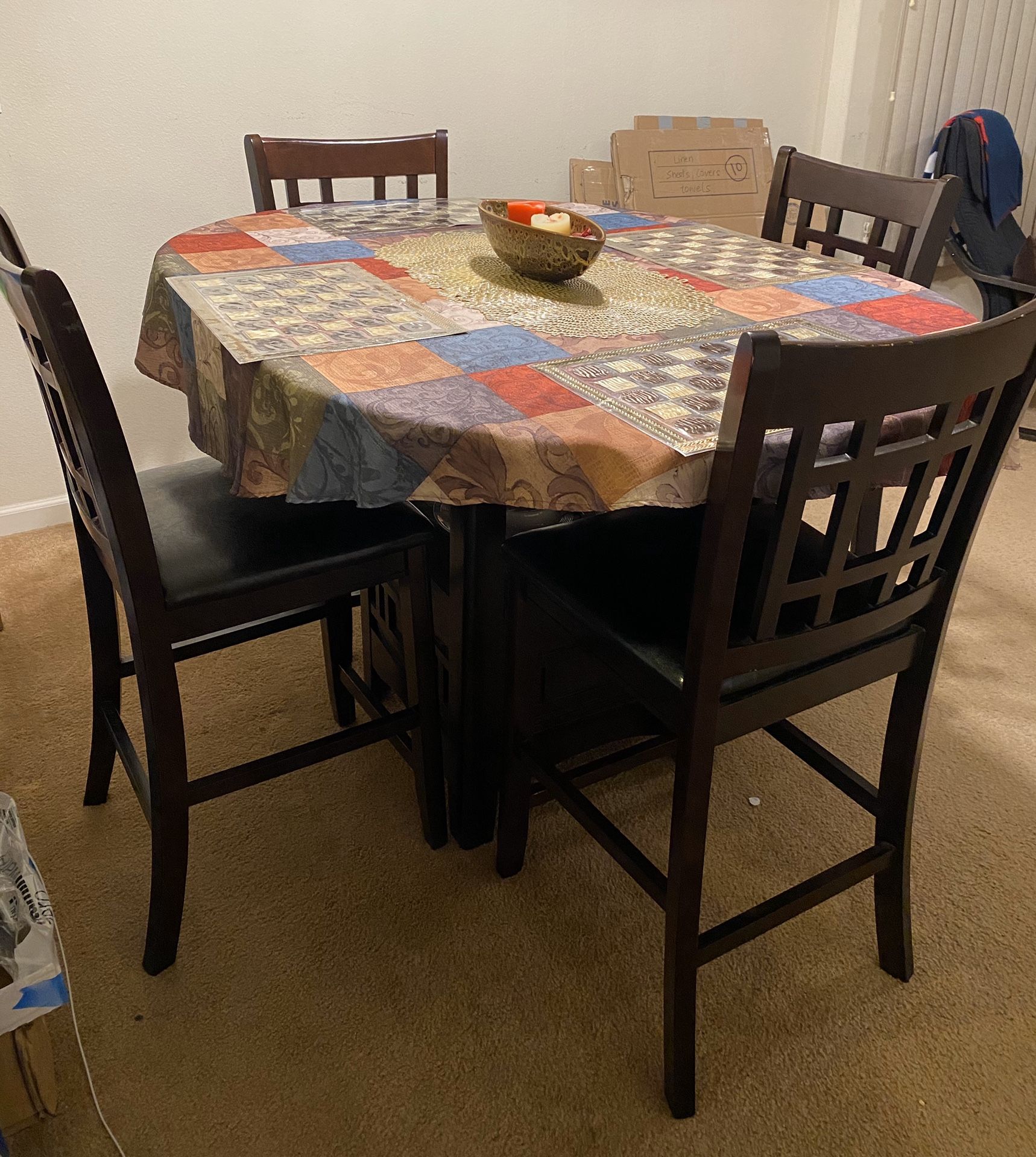 Counter Height Dining Table with 4 chairs!