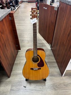 Yamaha F335 beginner acoustic guitar