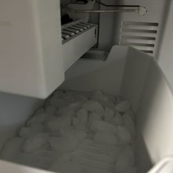 Whirlpool Stainless Steel Refrigerator – Excellent Condition ❄️🧊