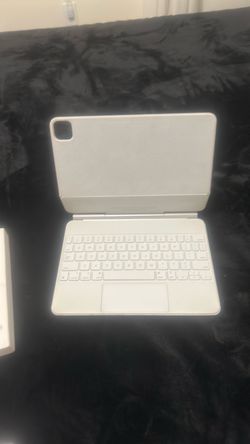 Like new  APPLE Magic Keyboard for iPad 11 series