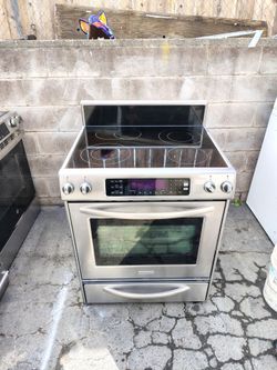 Kitchen aid Stainless steel electric glass top stove with convention oven In Excellent Working Condition