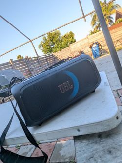 Jbl party box on the go essential