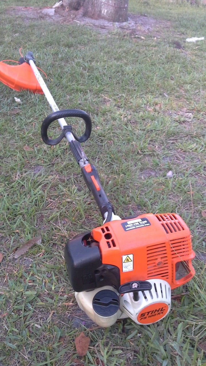 STIHL FS 100 RX LANDSCAPING WEED TRIMMER ( EXCELLENT CONDITION RUNS LIKE NEW) STARTS RIGHT UP NO PROBLEMS New cost $399 plus tax