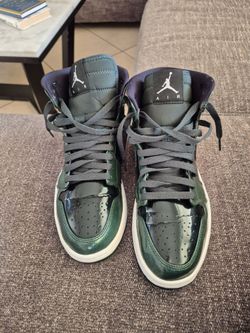Jordan 1 Retro High OG "Metallic Green" sneakers with green and black metallic finish #metallic #basketball Grove Green Size 8.5 (Lightly Used) 2016