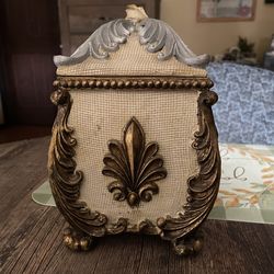 Vintage damaged display jewelry box. Pay with cash only. Pickup locally