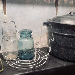 VTG Canning Lot 4 Pc Pot/Lid, Rack & Lifter Graniteware