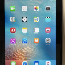 32GB iPad With Cover And Charger