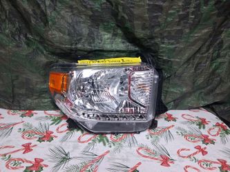 2014-17 Toyota Tundra Right Headlight 