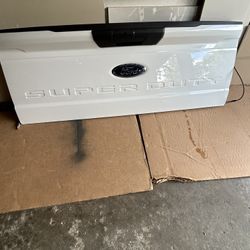 21-26 F150 Tailgate OE Ford like new ITake Off OEM White F-150 see pictures some cosmetic scratches. 