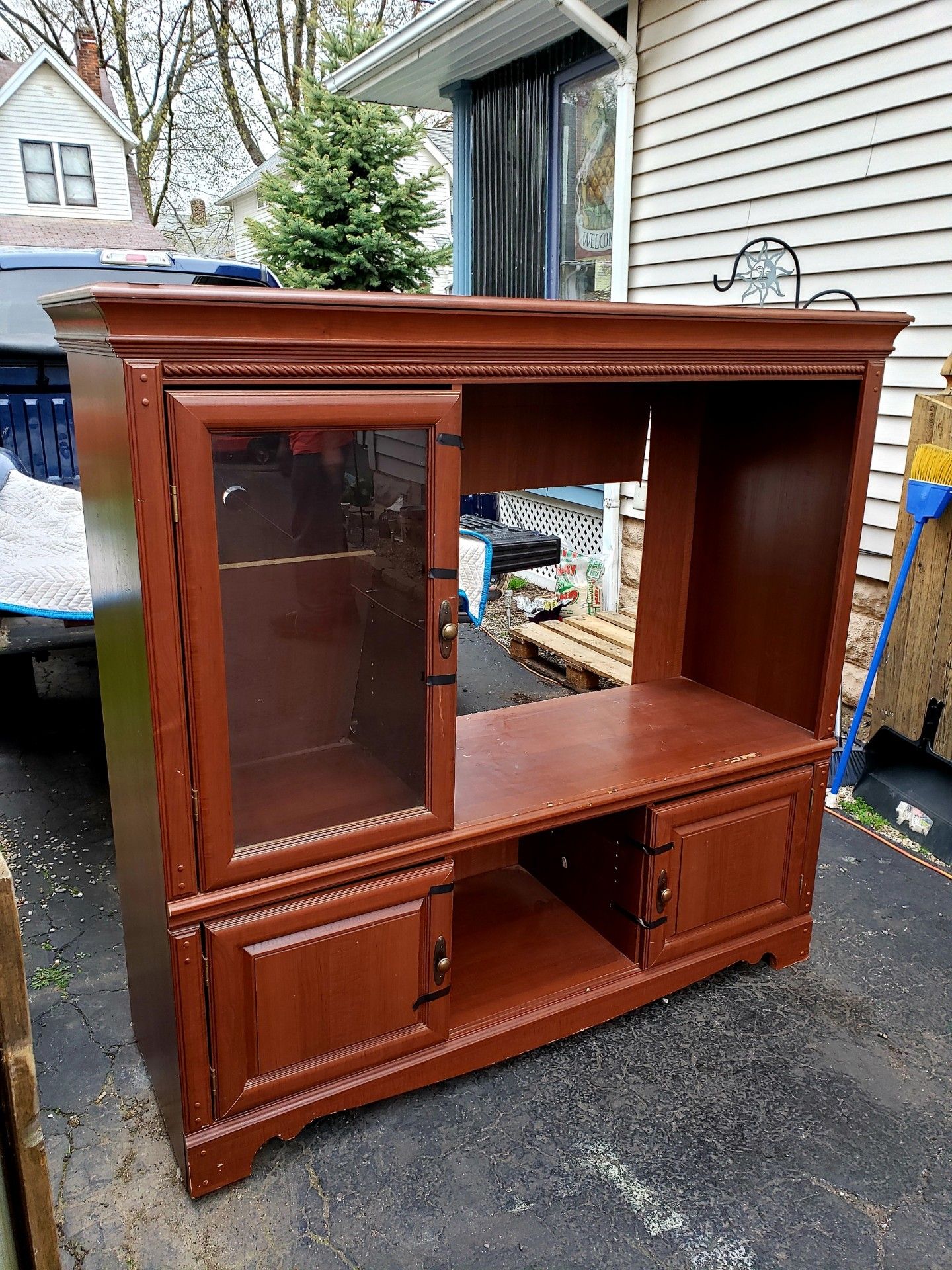 Beautiful large entertainment center very good condition doors with glass in shelves Lakewood Ohio