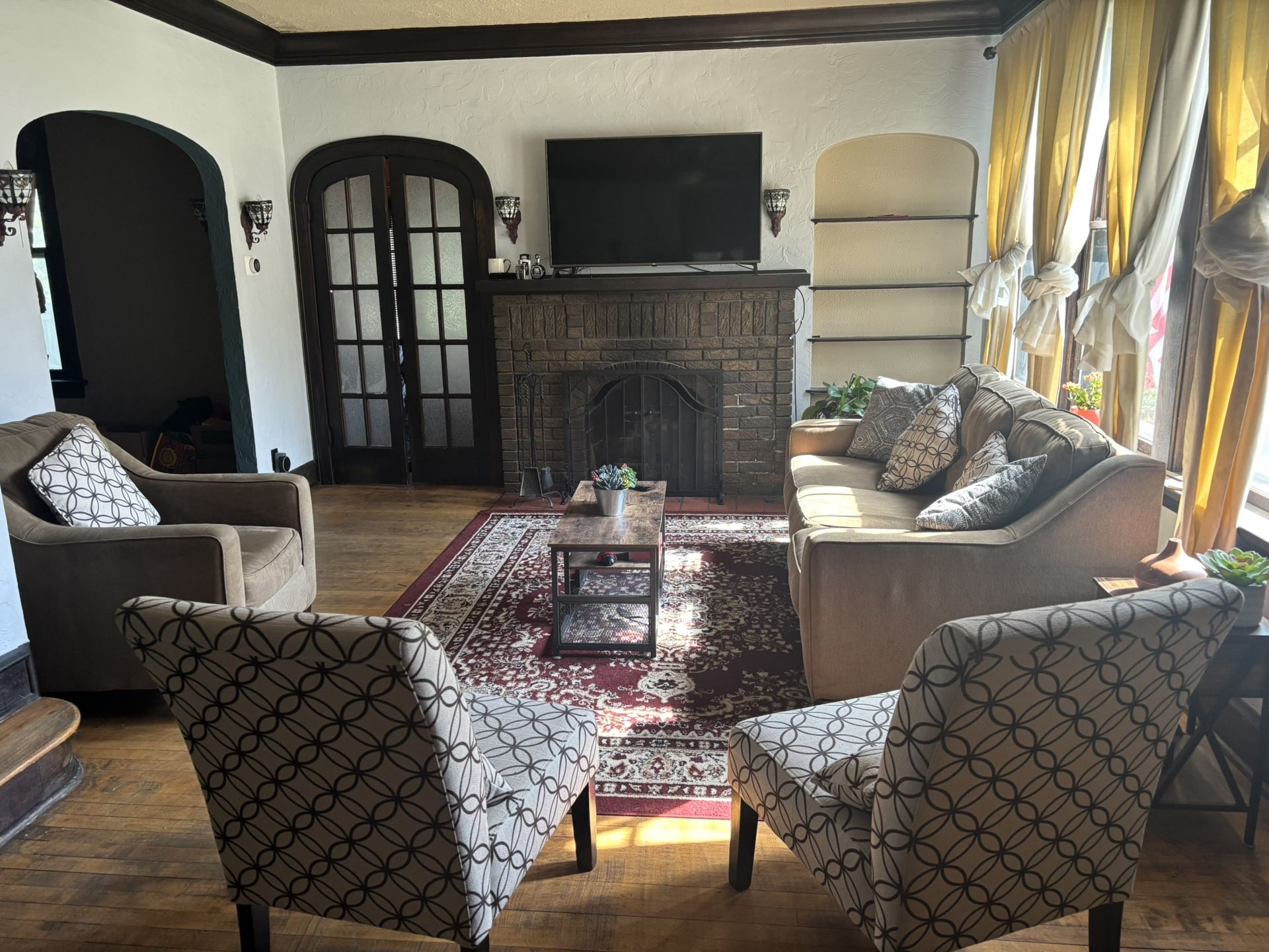Four Pieces Living Room Set Very Good Condition