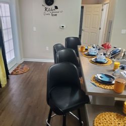 House Good!!!! Couch and Love Seat ,tv Stand ,bed(brand New) ,lamps 