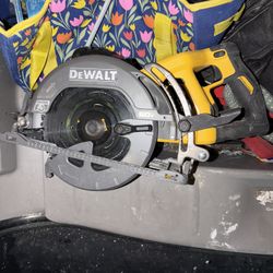 FLEXVOLT 60V MAX Cordless Brushless 7-1/4 in. Wormdrive Style Circular Saw