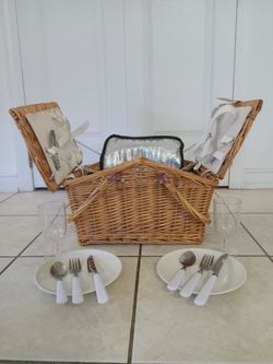Wicker Picnic Basket With Insulated Bag And Utensils