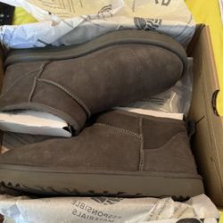Uggs, Use Like New, Gray, Size 10