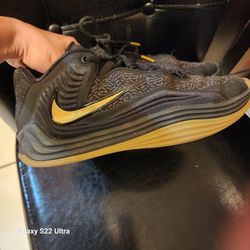7.5 womens Nike Gold