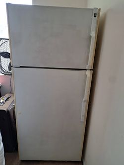 GE refrigerator apartment size. local  pickup 1600 Ardmore av Hermosa Beach.