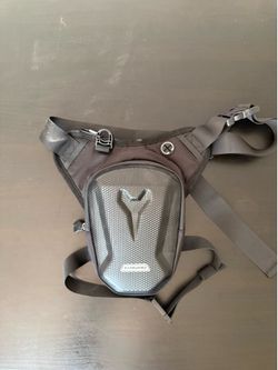 Motorcycle thigh storage