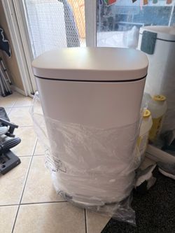 30L Glad White Step-On Trash Can